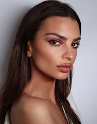 Foxy Eyes La Nouvelle Tendance Qui Lifte Le Regard Sans Chirurgie Elle En 2020 Maquillage Emily Ratajkowski Stars Sans Maquillage Beau