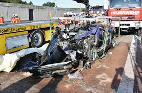 Maybe you would like to learn more about one of these? Unfall Bei Nellingen Mercedesfahrer Prallt Auf A8 In Lkw Und Stirbt Sperrung Polizeibericht Stuttgarter Zeitung
