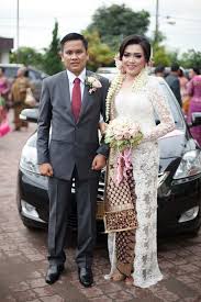 Dengan model klasik dan unik, pakaiang adat pegantin simalungun ini terlihat padu dengan konsep retro. Icecreampuffs 11 Model Kebaya Pengantin Batak Modern