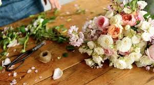 Online Flower Class Floral Arranging 101 With Chelsea Fuss Learning Is Divided Into 4 Weeks And Wit Flower Class Flower Arranging Class Floral Design Classes Learn at the best floral design certification training program.