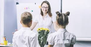 Ziua națiunilor unite pentru drepturile femeilor și pace internațională (ziua internațională a femeii), sărbătoare oficializată ziua de 8 martie reprezintă momentul în care se sărbătorește, de la un capăt la altul al lumii, femeia, simbol al vieții, iubirii, purității și al frumuseții. Cum Se Va Desfasura 8 Martie In Scoli Ministrul Educatiei Aceasta Zi Mai Speciala