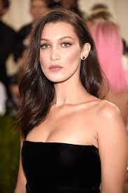 bella hadid avec une mise en beaute lumineuse brunette frisuren haarfarbe brunett blonde beruhmtheiten