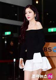 Red Velvet S Irene Is Known As One Of The Most Conservative Female K Pop Idols When It Comes To Showing Skin Revealing Outfits Red Velvet Irene Bare Shoulders