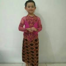 Mereka akan mengenakan pakaian yang sama. 103 Gaya Baju Adat Sunda Anak Paling Keren Modelbaju Id