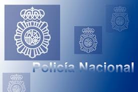 Navaja con logo de la policía nacional y dibujo en toda su superficie a una cara. La Moncloa 12 10 2018 La Policia Nacional Concede La Medalla De Plata A Los Padres De La Constitucion De 1978 Prensa Actualidad Interior