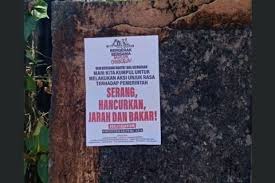Di kemudian hari, hayam wuruk kemudian diangkat menjadi yuwaraja yang bergelar bhre kahuripan atau bhre jiwana. Poster Ajakan Rusuh Muncul Di Denpasar Bem Unud Kami Mengutuk Aksi Itu