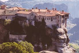 Τα μετέωρα είναι ένα σύμπλεγμα από σκοτεινόχρωμους βράχους από ψαμμίτη οι οποίοι υψώνονται έξω από την καλαμπάκα στη θεσσαλία, κοντά στα πρώτα υψώματα της πίνδου και των χασίων. Ta3idi Sta Metewra Rejected Gr