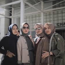 96 best hijab is a crown images anime muslim hijab. Tak Cuma Stylish Ini Gaya Foto Kekinian Hijabers Bareng Sahabat