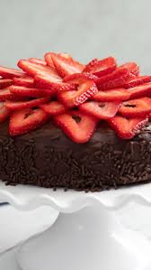 Erdbeeren Und Sahne Gefullte Schokoladenkuchen Erdbeeren Gefullte Sahne Schokoladenkuchen Und Desserts Dessert Cake Recipes Strawberry Cream Cakes