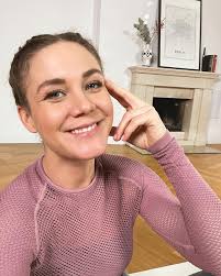 ＨＡＰＰＹ.☀️ Wir drehen heute den ganzen Tag und ich mache eine Sporteinheit  nach der anderen. Auch wenn ich mich grad am Liebsten wieder auf die Couch  legen würde (Das tue ich aktuell