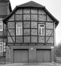 Und je besser die garage ist, desto teurer kann sie auch vermietet werden. Datei Vorsfelde Amtsstrasse 49 A Alt Garage Jpg Wikipedia