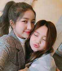 Pemilihan wallpaper yang tepat juga akan membuat hp kamu tampak enak dilihat. 320 Ide Ulzzang Squad Di 2021 Foto Teman Fotografi Teman Foto Sahabat