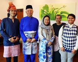 Datin seri rosmah mansor walked slowly with her aide as she left the courtroom after the first day of her graft trial over her. Johan As Ari Puji Datin Seri Rosmah Mansor Banyak Berjasa Pada Negara