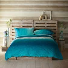 1 une tete de lit hyper equipee larchitecte enrico pistocchi a transforme la niche de cette chambre en tete de related posts of 37 nouveau galerie de idee tete de lit a faire soi meme. 10 Idees Pour Faire Soi Meme Sa Tete De Lit Diy Blog Deco Clem