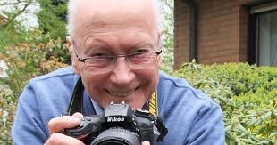 Der ehemalige Lemgoer Chefarzt Dr. Wannske blickt heute durch den Sucher