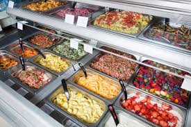 C'est pourquoi, les magasins de cuisine comme cuisinella, cuisine plus, hygena ou ixina aujourd'hui rivalisent d'originalité, afin de séduire le chaland, et le futur heureux ainsi, indépendamment du style de votre future cuisine, vous retrouverez toujours dans ces magasins deux zones bien distinctes. Presentoir De Vente Dans Un Magasin D Epicerie Cuisine Belge Avec Des Salades De Fruits De Crevettes Et De Legumes Banque D Images Et Photos Libres De Droits Image 14951263