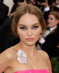 hohe stirn dann sollten sie diese frisuren und make up tricks kennen lily rose melody depp frisur geheimratsecken frisuren