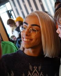 Le moins qu'on puisse en dire c'est qu'elle maîtrise bien ses armes. Bilal Hassani Wikipedia