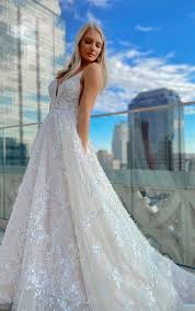 Hochzeitskleid brautkleid gebraucht und neu verkaufen. Ruckenfreies Romantisches A Linien Brautkleid Mit 3d Blumenapplikationen Martina Liana Wedding Dresses