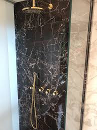 marmerlook tegels en kranen goud atlas concorde marvel edge design badkamer badkamerideeen badkamer marmer
