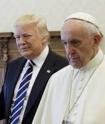 lo sguardo teso del papa durante la visita di Trump a Roma 