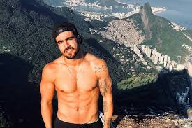 Caio castro é um ator brasileiro. Caio Castro Usa Look Comico Em Passeio De Barco E Vira Piada Entre Amigos
