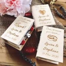 Supports pour bourses à dragées. Boite Bois Personnalisee Livre De Vie Avec Gravure Dragees Mariage