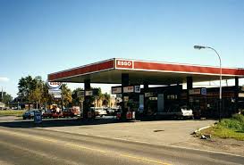 Esso bensinstasjon parkeringsgarasje löhrmann kvalitetsprodukt bosch bmw gammel delvis laget av tre. Akershus Fylke Skedsmo Kommune Lillestrom Westbys Esso Bensinstasjon Nittedalsgata 1980 Tallet Kommune
