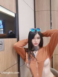 推特满纹阴环狂野御姐chloe Twitter is full of tattoos, the wild royal sister chloe