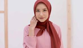 Dengan cara itu, kamu tak akan terlihat too much. Inilah 12 Ide Warna Jilbab Yang Cocok Dengan Baju Pink