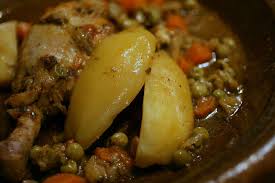 Nous avons rassemblé sur cette page toutes les recettes telles que les tajines de poulet aux olives, les tajines de poulet aux citrons confits ou encore les tajines de. Le Tajine Du Quotidien Poulet Et Petits Legumes Chez Requia Cuisine Et Confidences