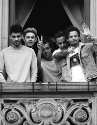 In one direction's hot new video for 'drag me down,' there are a few moments where you can spot a giant gap between some of the guys. Oceans One Direction Pictures One Direction Photos One Direction