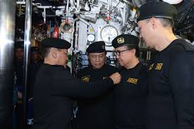 Satsakel koarmada ii menjadi kekuatan laut yang tangguh bagi indonesia yang berperan penting dalam mengembalikan irian barat ke pangkuan nkri. Lima Menteri Dan Kepala Bin Dapat Brevet Hiu Kencana Suara Surabaya