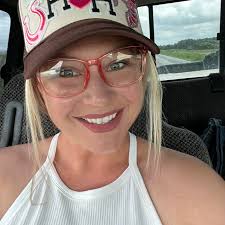 MY GIRLFRIEND IS NOT HUNGRY" 🤣 -- Should more restaurants provide this  option? An Arkansas restaurant, Mama D's Diner, is going viral after Nick  Chisler shared this photo of the menu offering