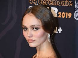 Still haven't subscribed to vanity. Lily Rose Depp Elle Repond Aux Haters En Toute Finesse
