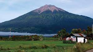 Apalagi dengan hamparan pasir putihnya yang amat indah ditambah dengan. 7 Pegunungan Indonesia Yang Tertinggi Dan Punya Keindahan Luar Biasa