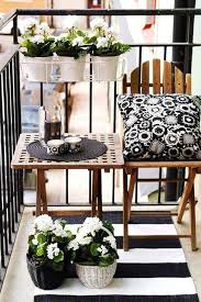 Accrochez des bacs remplis de plantes grimpantes pour offrir à la balustrade de votre balcon ou de votre terrasse de l'intimité. Comment Amenager Un Balcon De Reve De A A Z