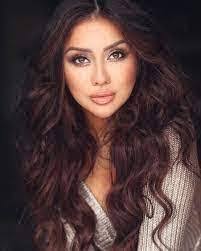 Saundra Hoover's Instagram, Twitter & Facebook