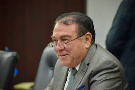 Marcela Villatoro entrega crema para el dolor al diputado Caleb Navarro