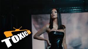 Pevačica mudro ćuti da je 4 meseca u drugom stanju, a gobelja se trudi da joj ispuni svaku želju! Katarina Grujic Dok Mirno Spavas Official Video Youtube
