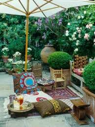 Le Style Boho Chic Une Deco Joyeuse Pour La Terrasse Outdoor Patio Designs Backyard Design Bohemian Garden