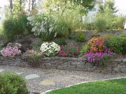 Steinmauer Im Garten Hangbefestigung Die Sicht Und Larmschutz Bietet Steinmauer Garten Garten Bepflanzung