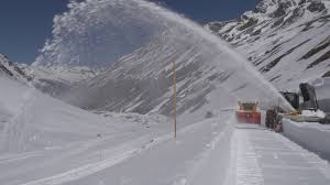 Das timmelsjoch ist ein grenzpass, der das österreichische ötztal mit dem südtiroler passeiertal verbindet. Schneeraumung Am Timmelsjoch Youtube