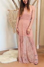 Questo abito lungo e fluido ha balze leggermente arricciate e scollatura a v. Kontatto Vestito Lungo Rosa Cipria In Pizzo Calibro Shop