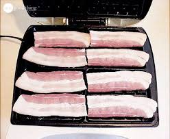 Creo que puedo contar con los dedos de una colocamos el bacon entre hojas de papel absorbente de cocina que sea de varias capas, si no lo es, ponemos un par de hojas bajo el bacon y. Como Cocinar Bacon Sin Que Salpique Gastronomia Cia