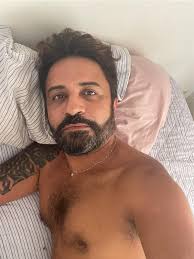 Angela viveu um turbulento romance com Zizi Possi há cerca de 30 anos e,  quando as duas viravam assunto em páginas policiais, Ro Ro declarava  irônica em seus shows: "Vocês já sabem: