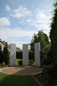 Sitzplatz Wassergebundene Wegedecke Mit Granitstelen In 2020 Gartengestaltung Privatgarten Garten