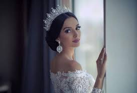 مجلة سيدتي تسريحة البف الملكي هي الأسلوب الكلاسيكي الذي تعتمده العروس بحفل زفافها اخترنا لك مجموعة مختلفة من تسريحات البف الملكي لإطلالة غير تقليدية مزيد من الصور بالرابط