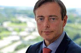 De echtgenote van de wever trof de omslag aan in de brievenbus. Vrouw Van Bart De Wever Moet Zich Zorgen Maken Het Nieuwsblad Mobile