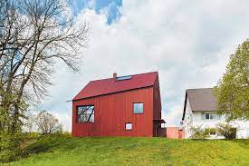 Bemerkenswert sind die vierteiligen fenstergruppen, die bemalten, versenkbaren zugläden und die mit. Das Rote Haus Leben Wohnen